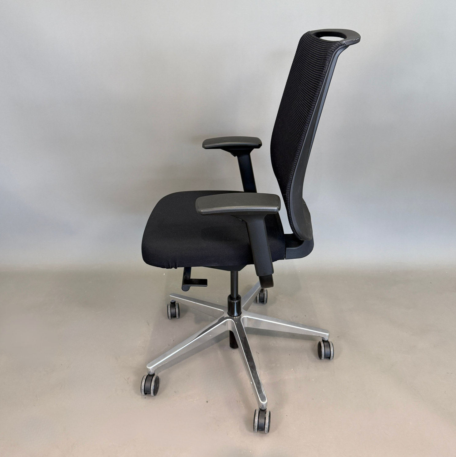 Steelcase Reply Bürostuhl schwarz mit Mesh-Rückenlehne, höhenverstellbar und Chrom-Fußkreuz