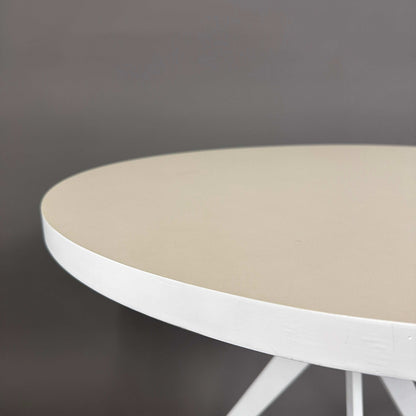 Runder Bistrotisch weiß mit beige Tischplatte und massivem 3-fuß Gestell, 80 cm Durchmesser.