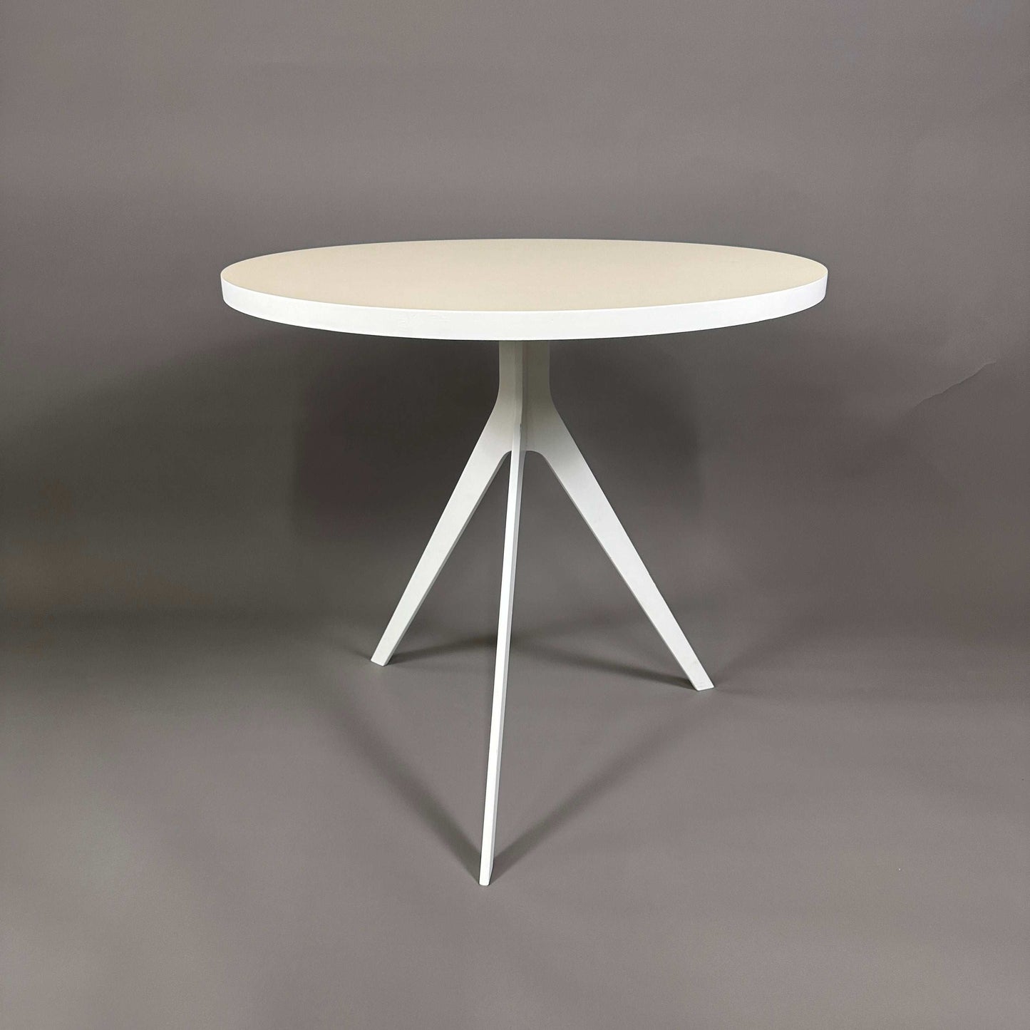 Bistrotisch weiß mit runder 80 cm Tischplatte in Beige und massivem 3-füßigem Gestell