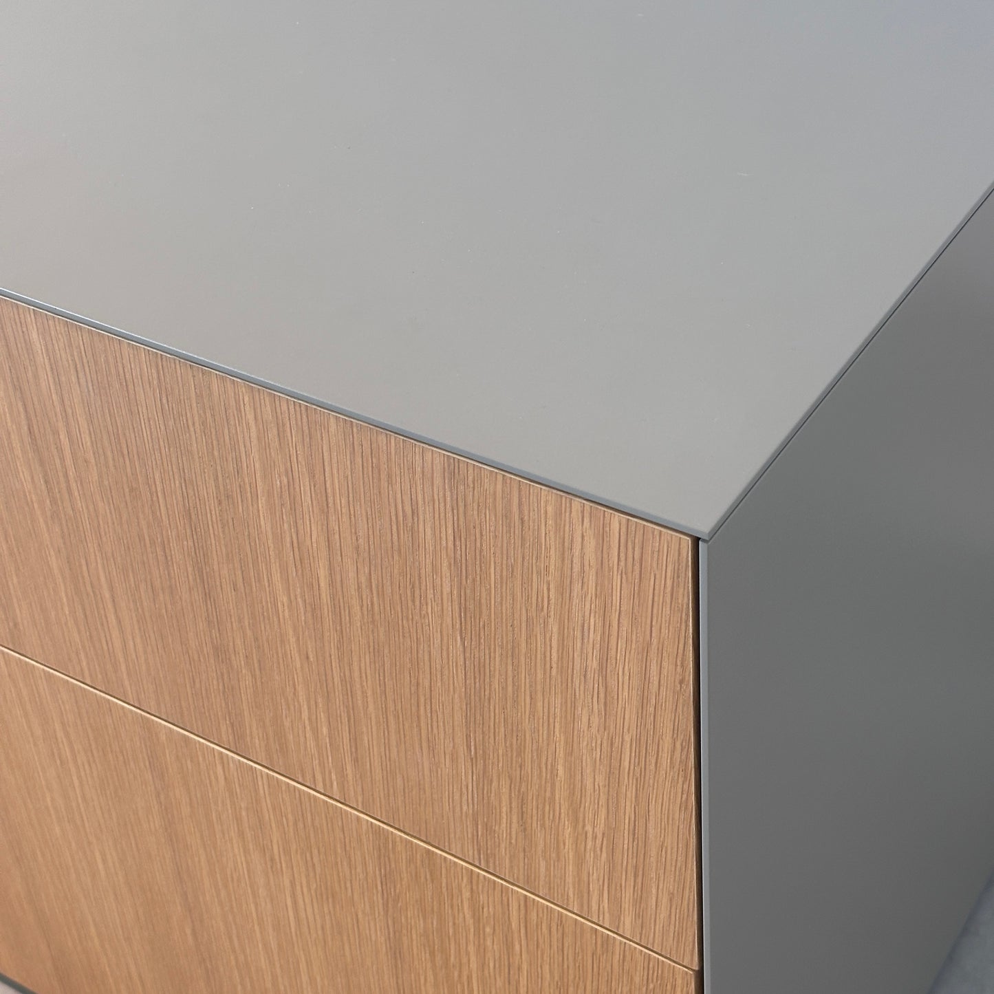 Modern Blum Sideboard mit warmgrauer MDF-Oberfläche und Eichenfurnier-Schubladen.