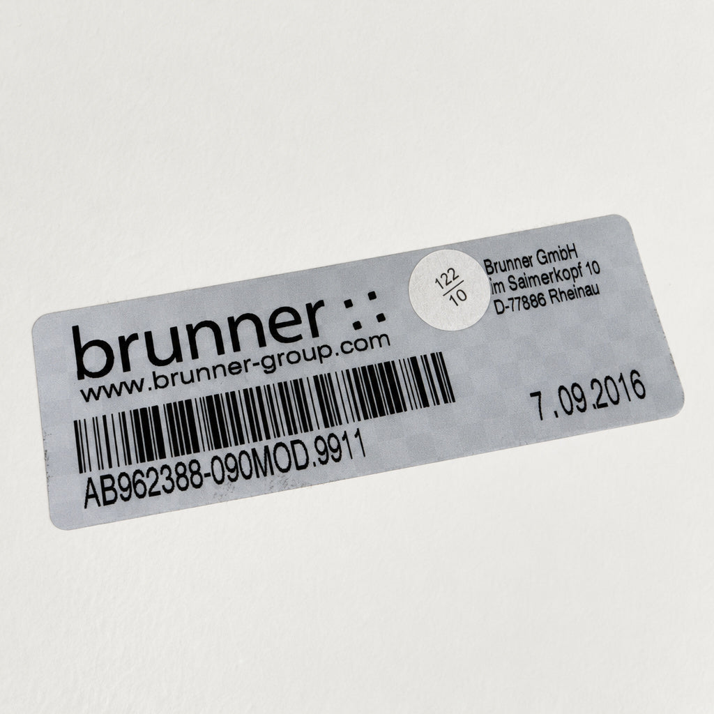 Silbernes Brunner Produktetikett mit Barcode, Firmenadresse und Produktionsdatum für den we_meet Barhocker.