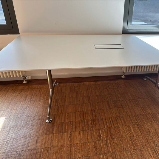 Brunner Fina Conference Mod 6910/0 Konferenztisch 240x120cm weiß mit Chromgestell und Kabelklappe
