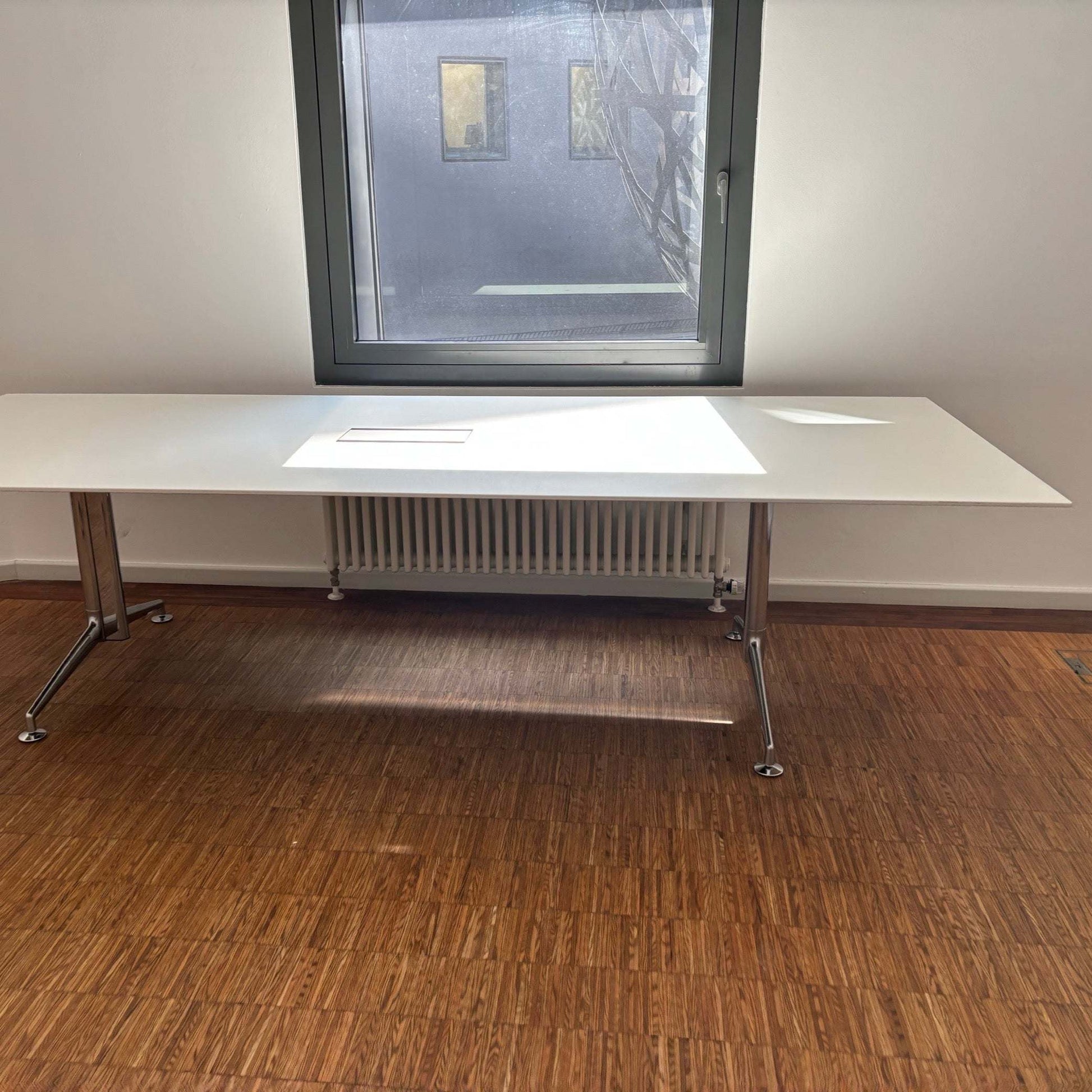 Brunner Fina Conference Konferenztisch 300x120 cm weiß mit Chromgestell und Kabelklappe