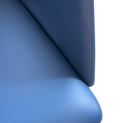 Brunner Fina Konferenzsessel aus blauem Leder mit sichtbaren Nähten und geschlossenen Armlehnen.
