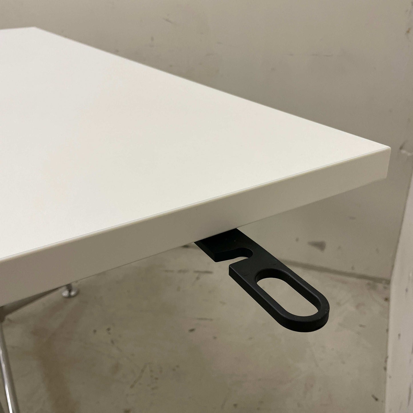 Brunner Fina Stehtisch mit weißer Tischplatte und Chromgestell, 160x80 cm, höhenverstellbar, Verbindungsstück an der kurzen Seite
