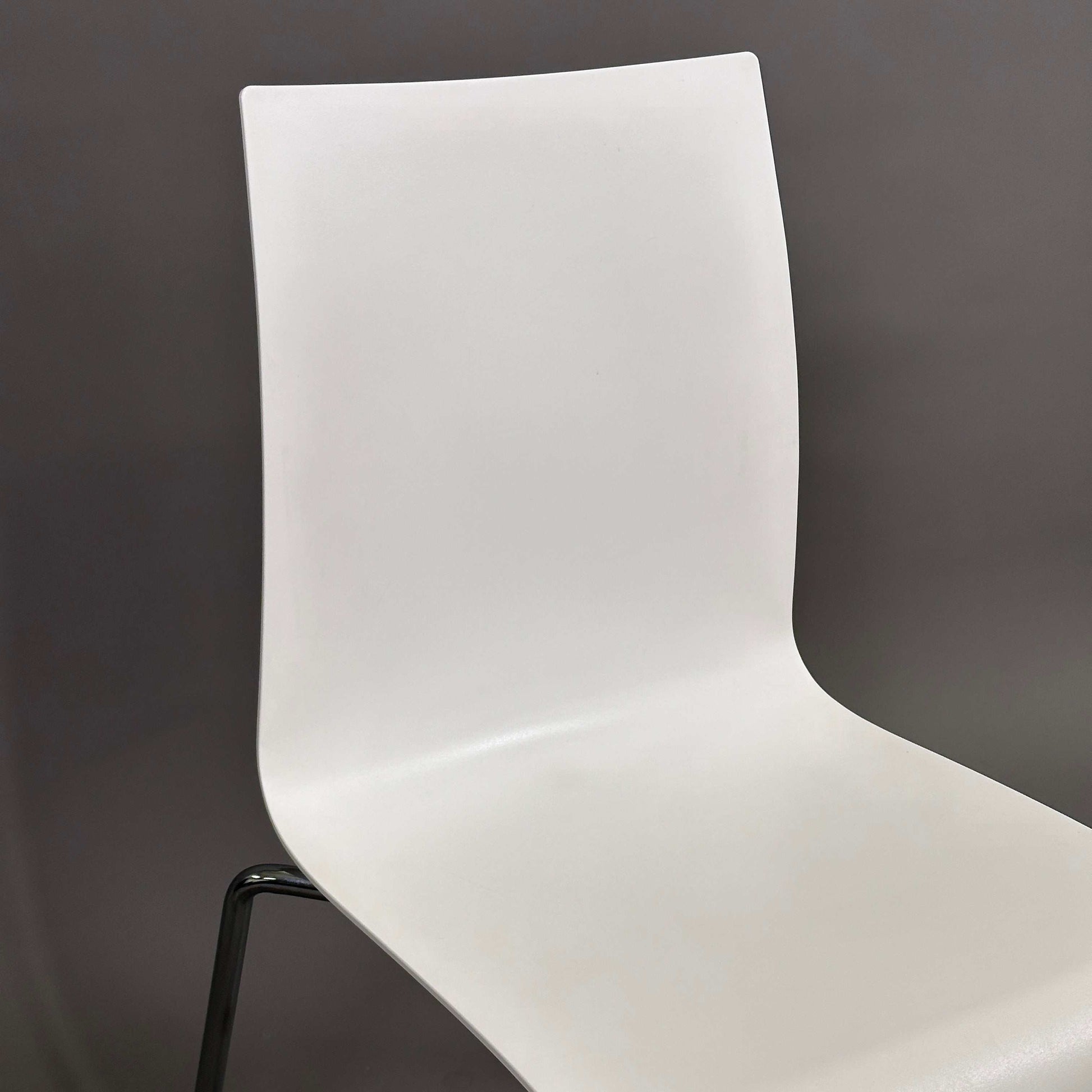 Weißer Brunner Fina Stuhl mit modernem Design und schwarzem Metallgestell
