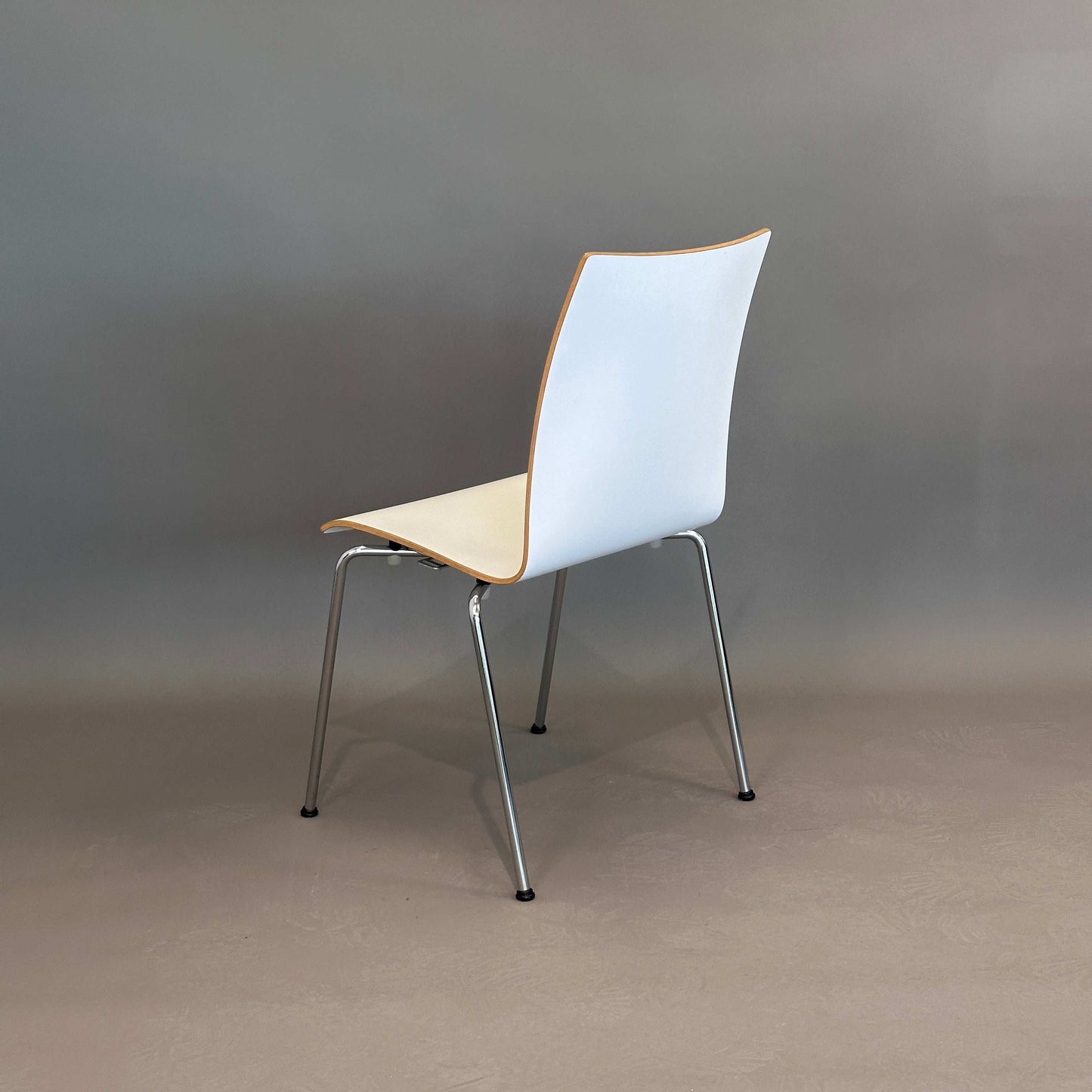 Brunner Fina Stuhl weiß mit Holzsitz und Metallbeinen, moderner Designstuhl