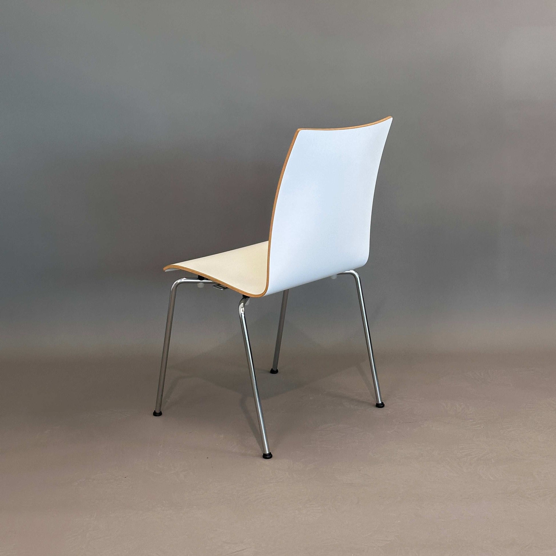 Brunner Fina Stuhl weiß mit Holzsitz und Metallbeinen, moderner Designstuhl