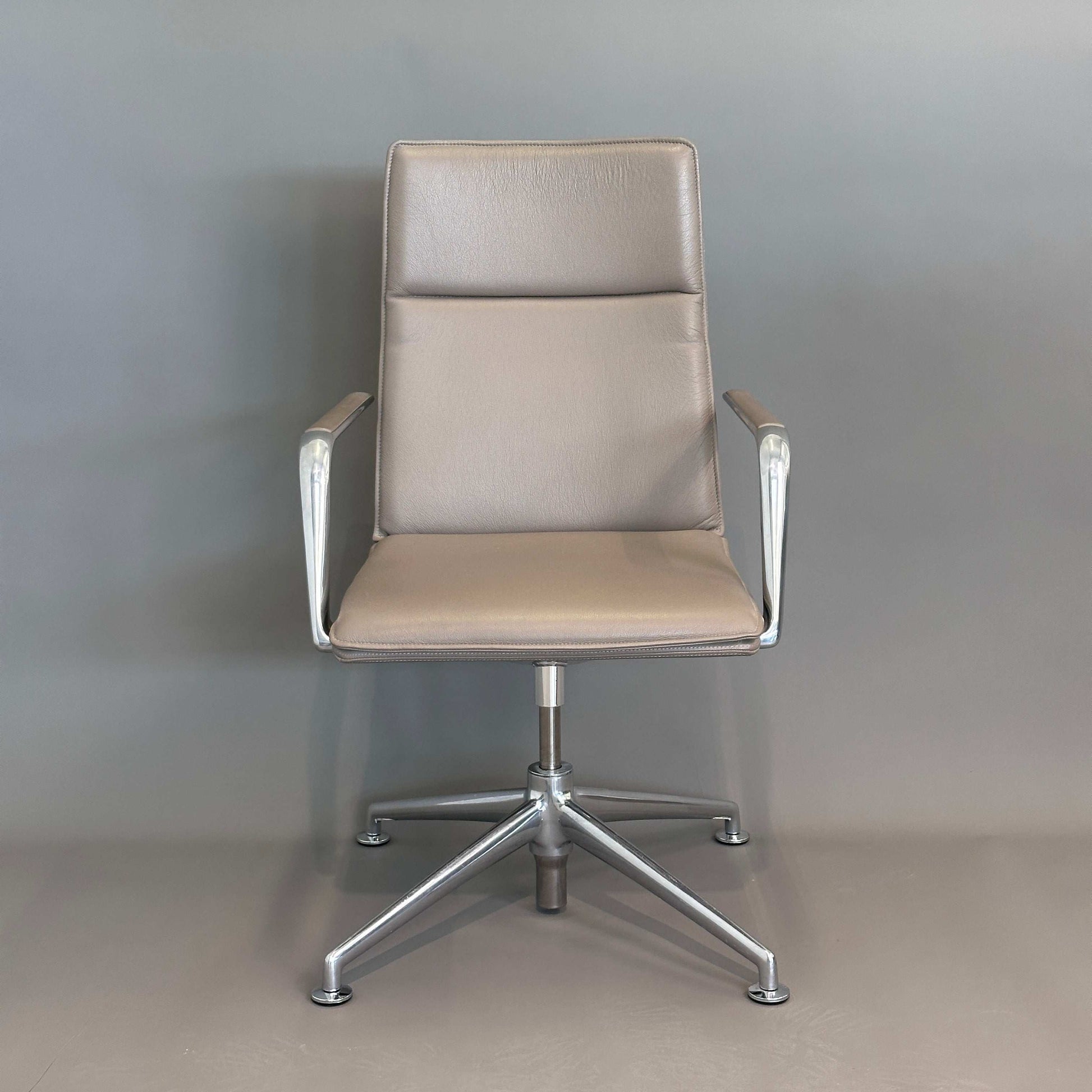 Brunner Konferenzstuhl Fina Soft 6722/A hellbraun gepolstert mit Edelstahlgestell drehbar und schwingend