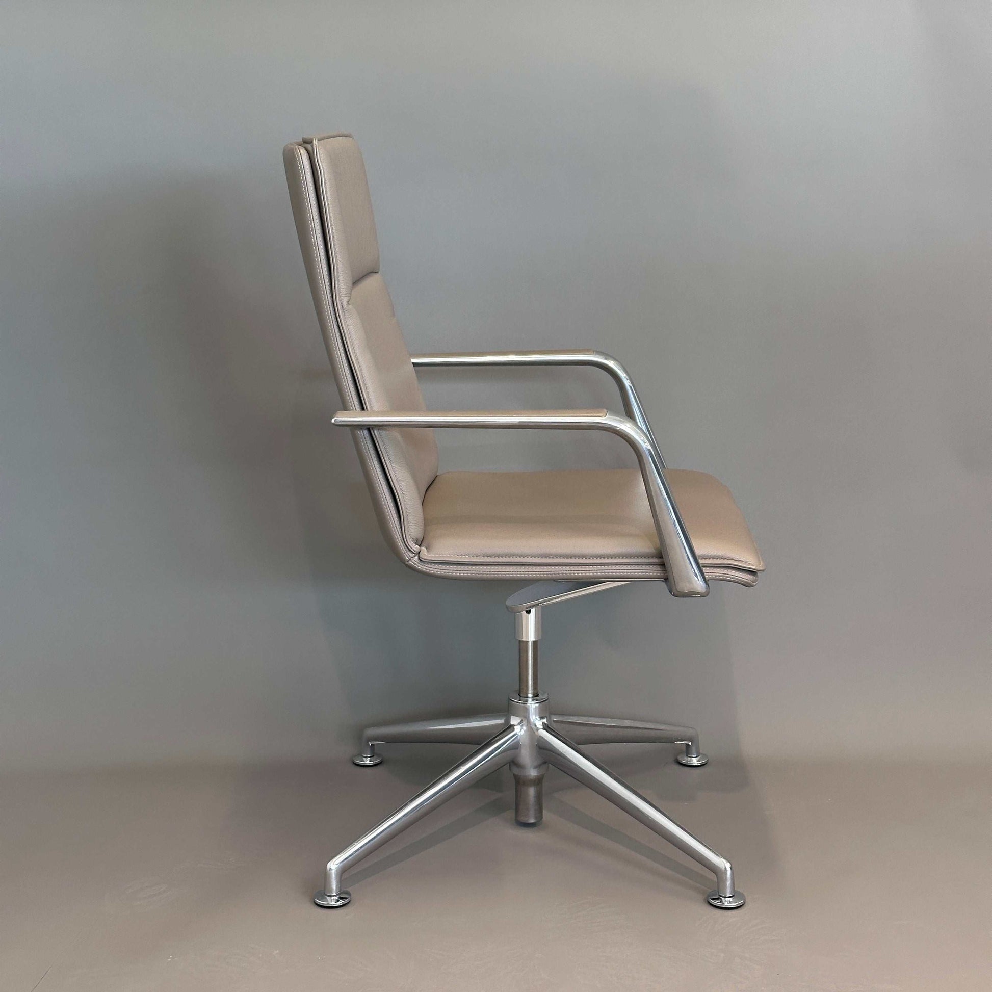 Brunner Konferenzstuhl Fina Soft 6722/A in hellbraun mit Lederpolster und drehbarem Edelstahlgestell