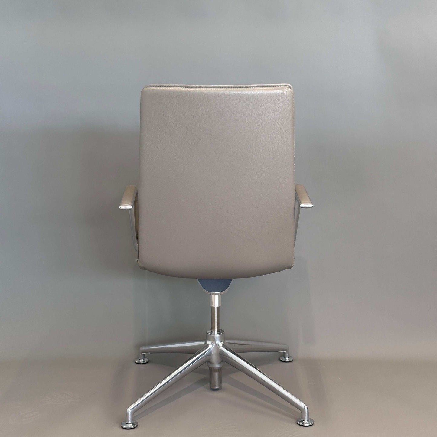 Brunner Konferenzstuhl Fina Soft 6722/A drehbar hellbraun Lederpolster Edelstahlgestell