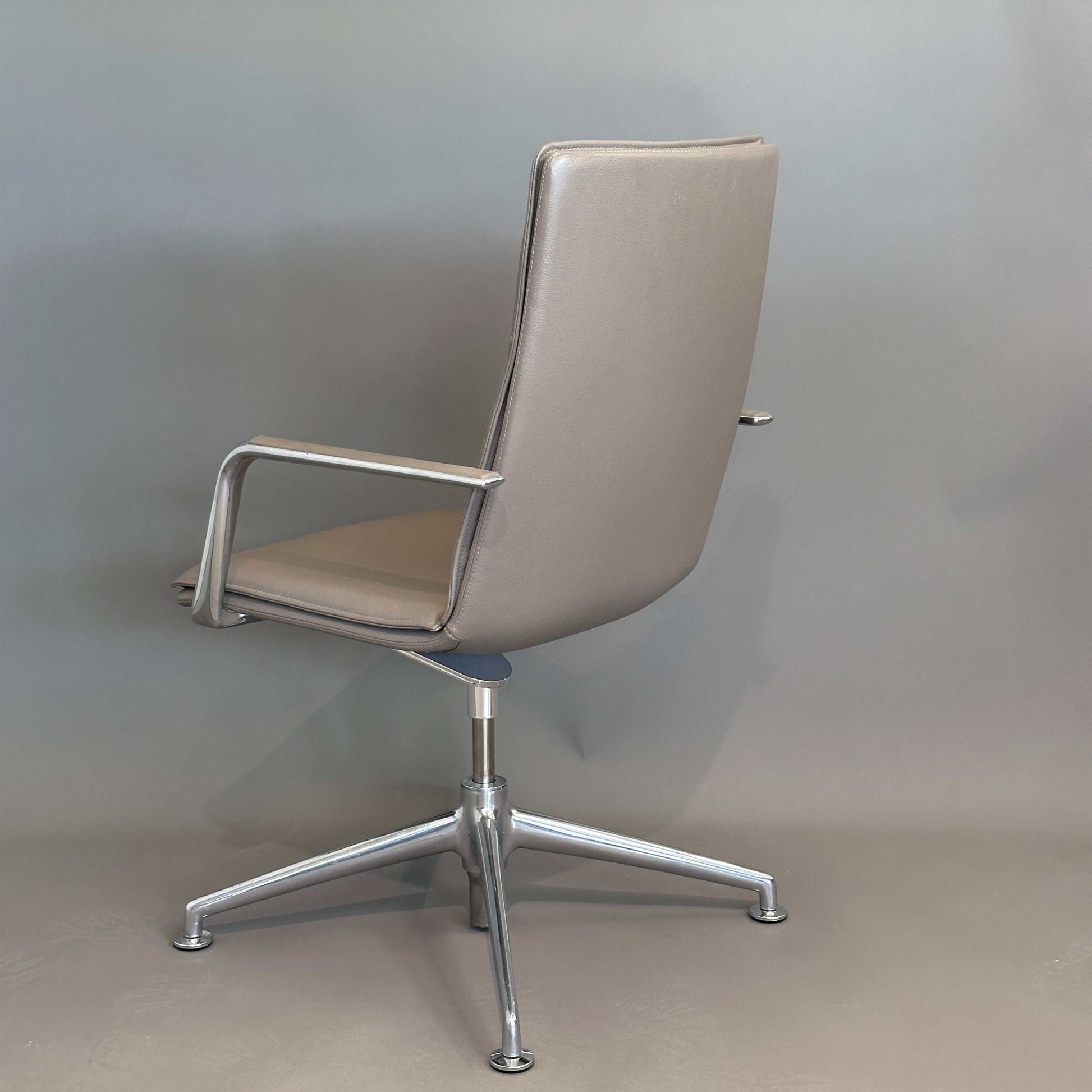 Brunner Konferenzstuhl Fina Soft 6722/A in cognac Leder mit poliertem Edelstahlgestell und drehbarer Sitzfunktion
