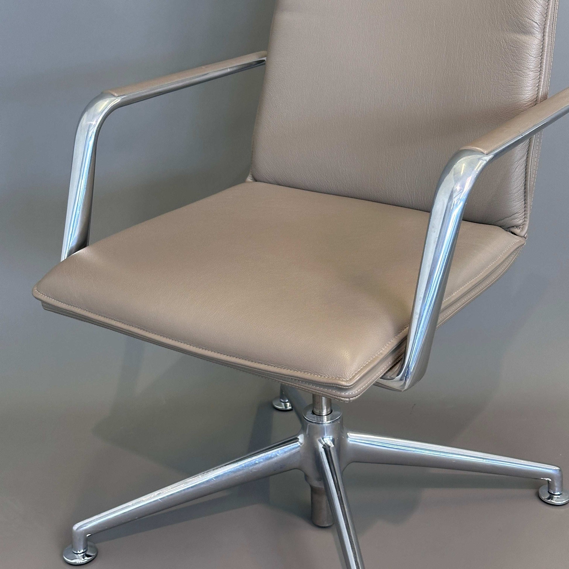 Brunner Konferenzstuhl Fina Soft 6722/A ergonomisch lederbezogen mit Edelstahlgestell drehbar hellbraun cognac