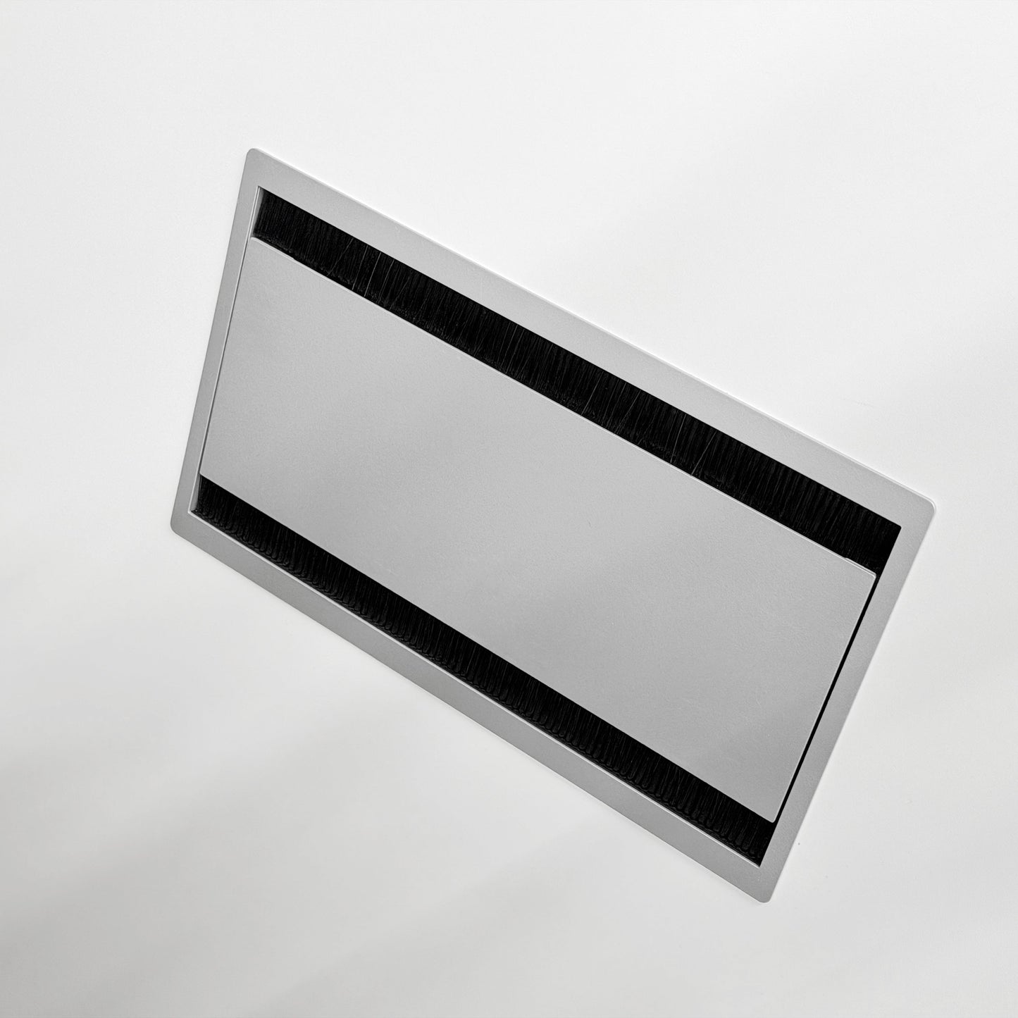 Brunner Profilbox (5er Modul) mit silberner Abdeckung und schwarzen Bürsten für Kabelmanagement.