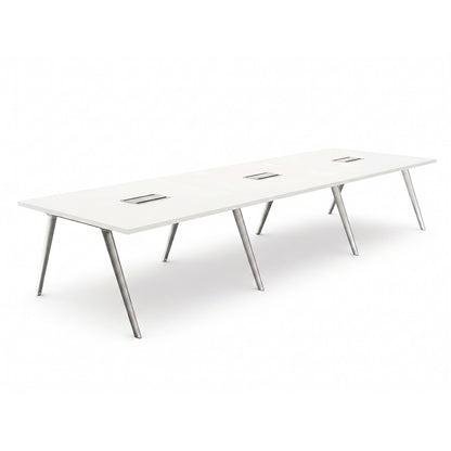 Langer Brunner Konferenztisch Ray 720x160cm mit weißer HPL-Platte, Chromgestell und integrierten Kabelkanälen.