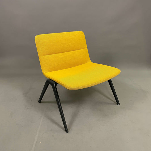 Brunner Loungesessel A-Lounge gelb mit schwarzem Metallgestell moderner Designstuhl