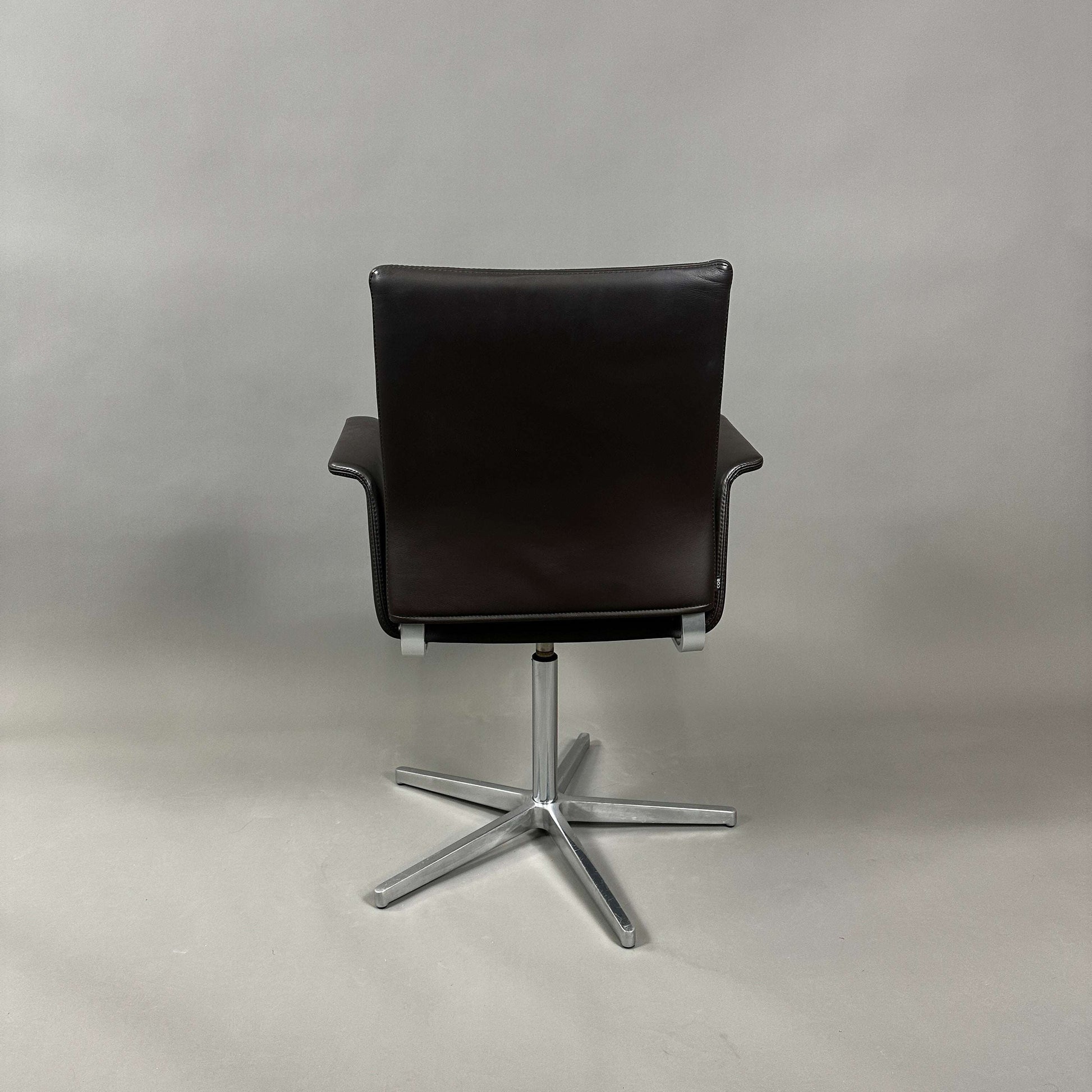 COR Fino Drehstuhl Leder braun mit poliertem Aluminiumgestell von hinten gesehen