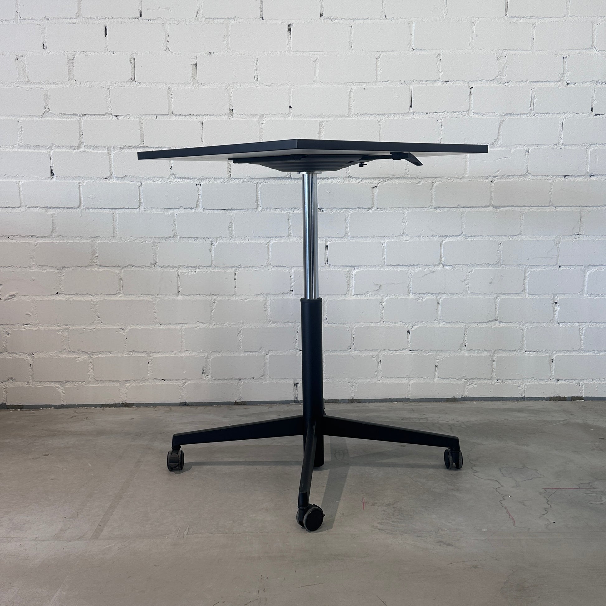 Steelcase Beistelltisch höhenverstellbar 80x80cm weiß / schwarz