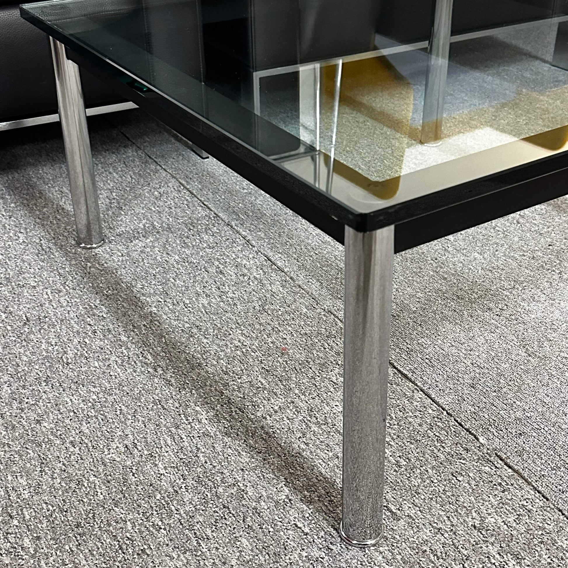 Modern Cassina LC10 glass table with chrome legs in good used condition, 70x70x33 cm