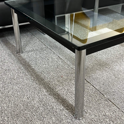 Modern Cassina LC10 glass table with chrome legs in good used condition, 70x70x33 cm