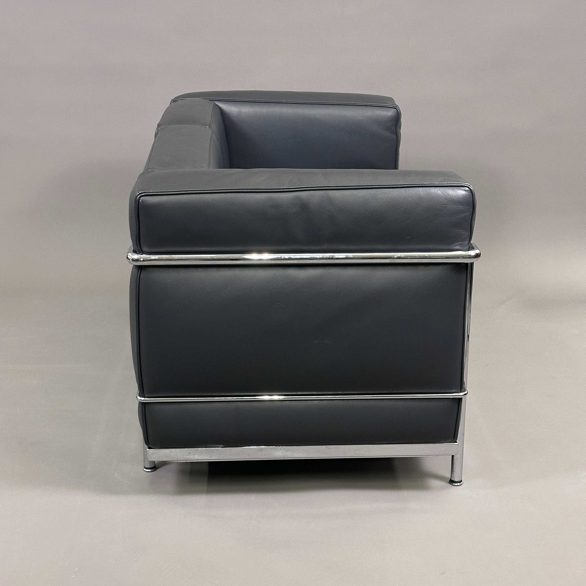 Cassina LC2 2-Sitzer Ledersofa anthrazit mit verchromtem Stahlrohrgestell in sehr gutem Zustand