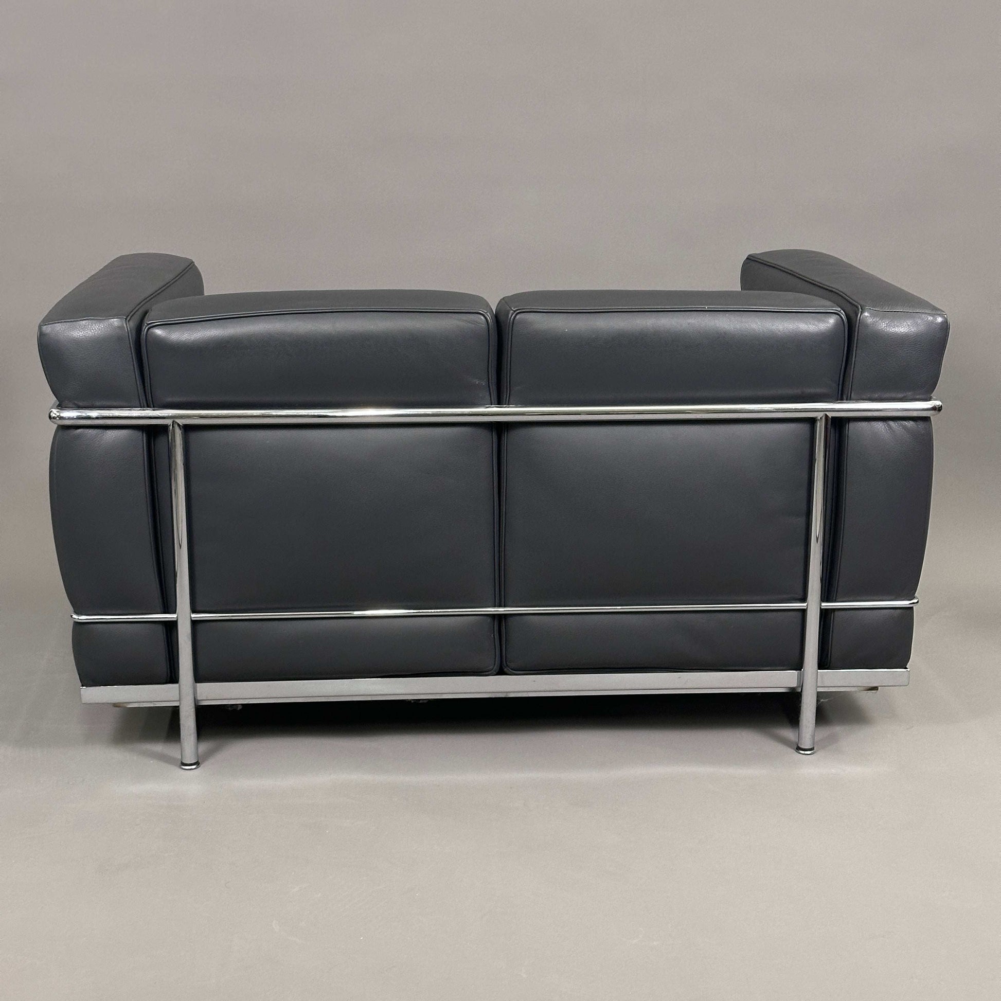 Cassina LC2 2-Sitzer Ledersofa anthrazit mit verchromtem Stahlrohrgestell in sehr gutem Zustand