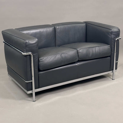 Cassina LC2 2-Sitzer Ledersofa in Anthrazit mit verchromtem Stahlrohrgestell