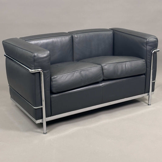 Cassina LC2 2-Sitzer Ledersofa in Anthrazit mit verchromtem Stahlrohrgestell