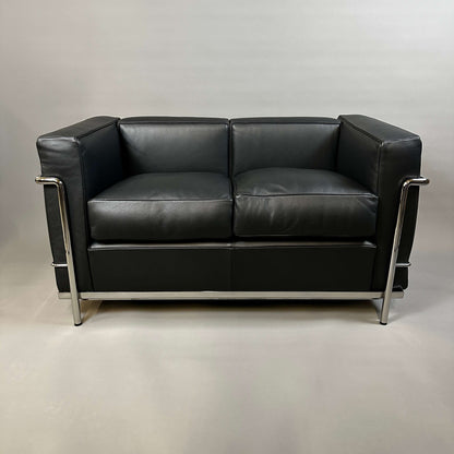 Cassina LC2 black leather 2-seater sofa with chrome steel frame in excellent used condition