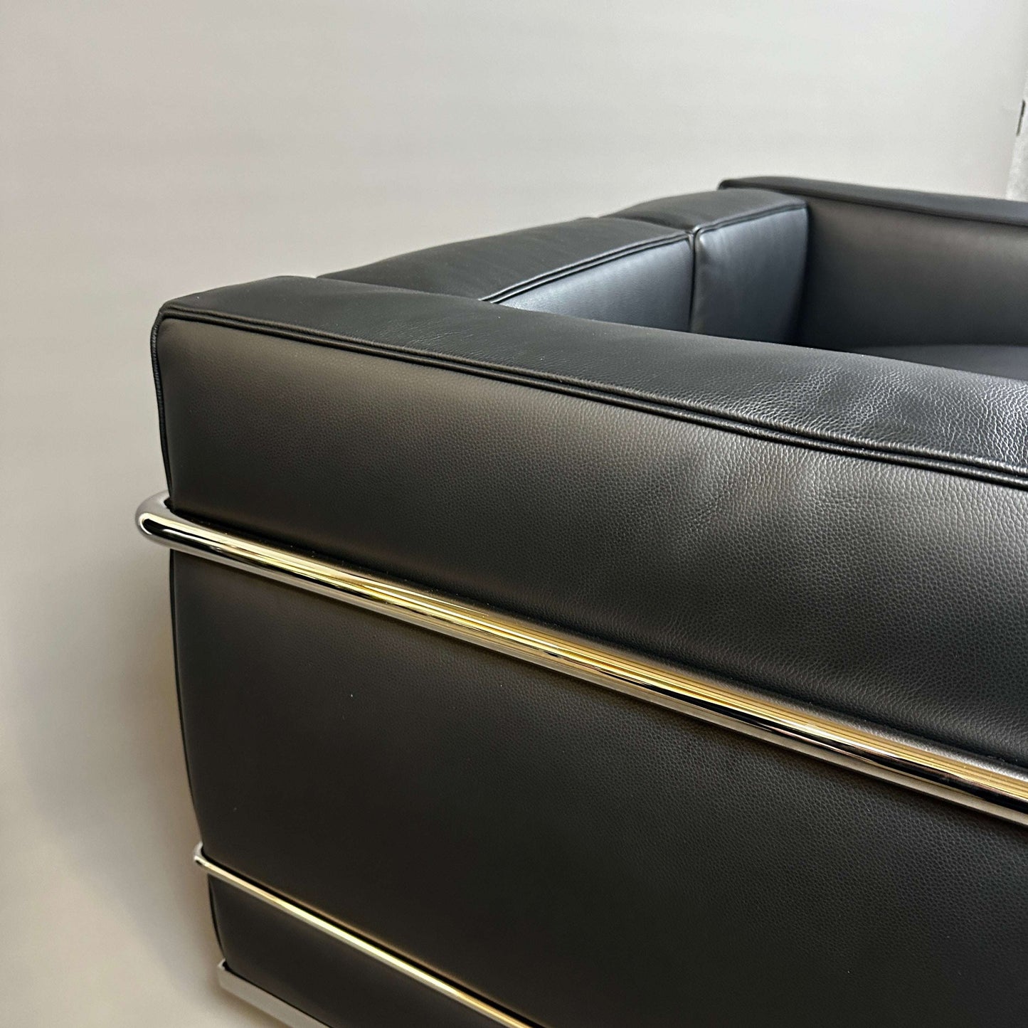 Cassina LC2 black leather 2-seater sofa with chrome steel frame in very good used condition
