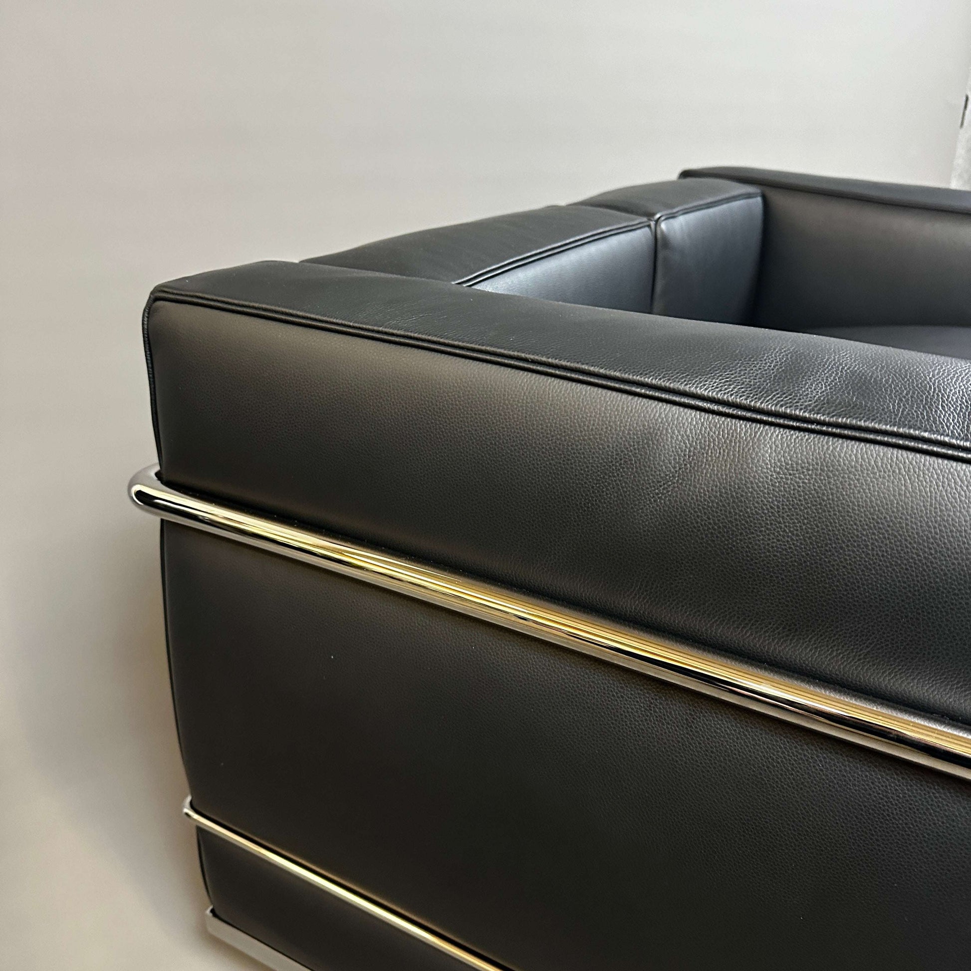 Cassina LC2 black leather 2-seater sofa with chrome steel frame in very good used condition