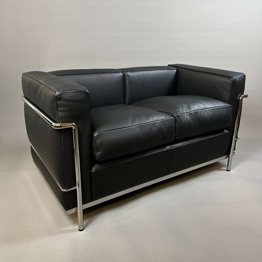 Cassina LC2 black leather 2-seater sofa with chrome steel frame in excellent condition