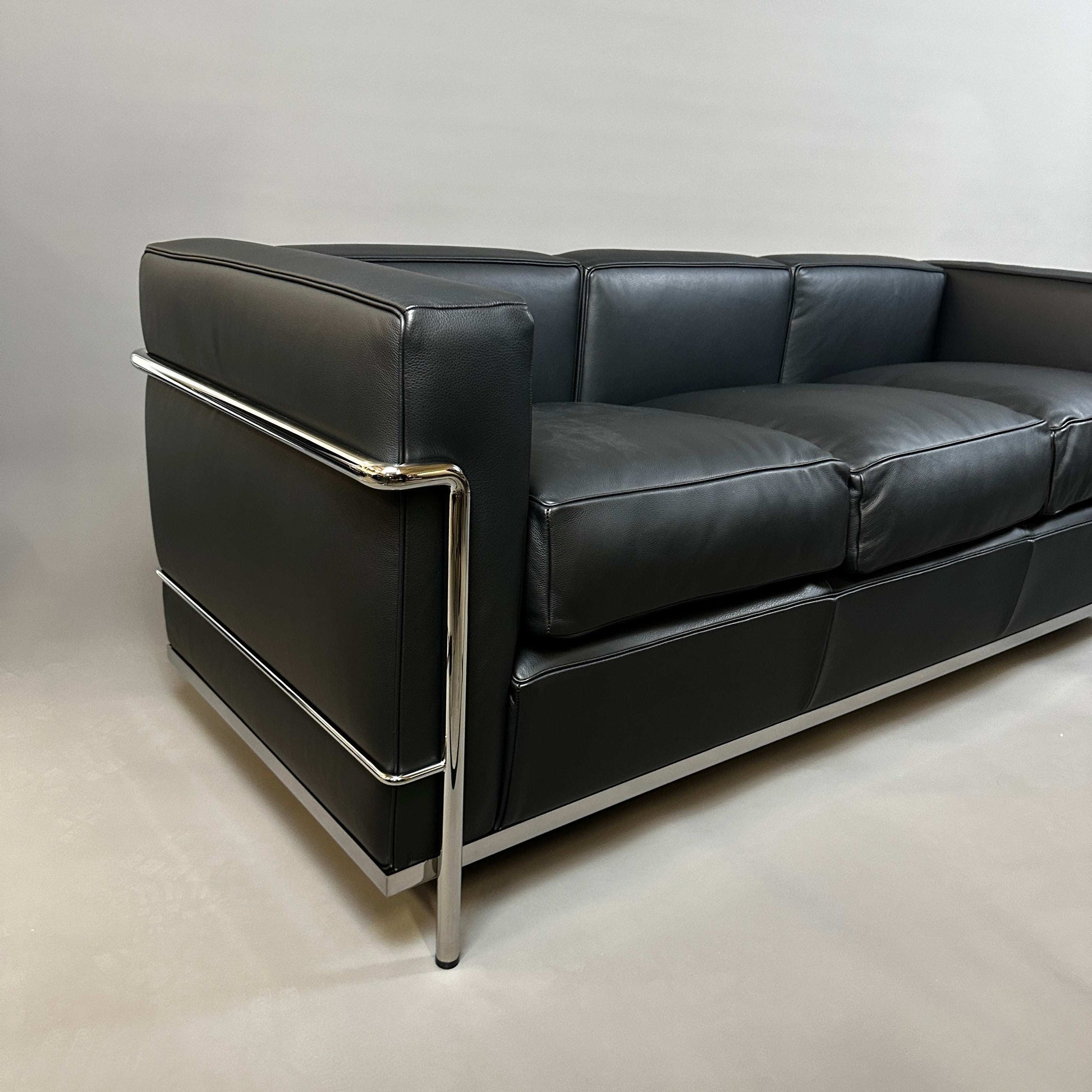 Cassina LC2 3-seater black leather sofa with chrome steel frame in excellent condition