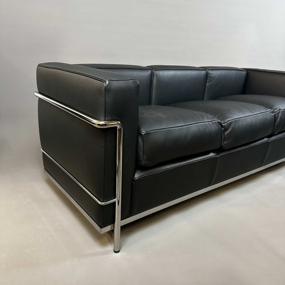 Cassina LC2 3-seater black leather sofa with chrome steel frame in excellent condition