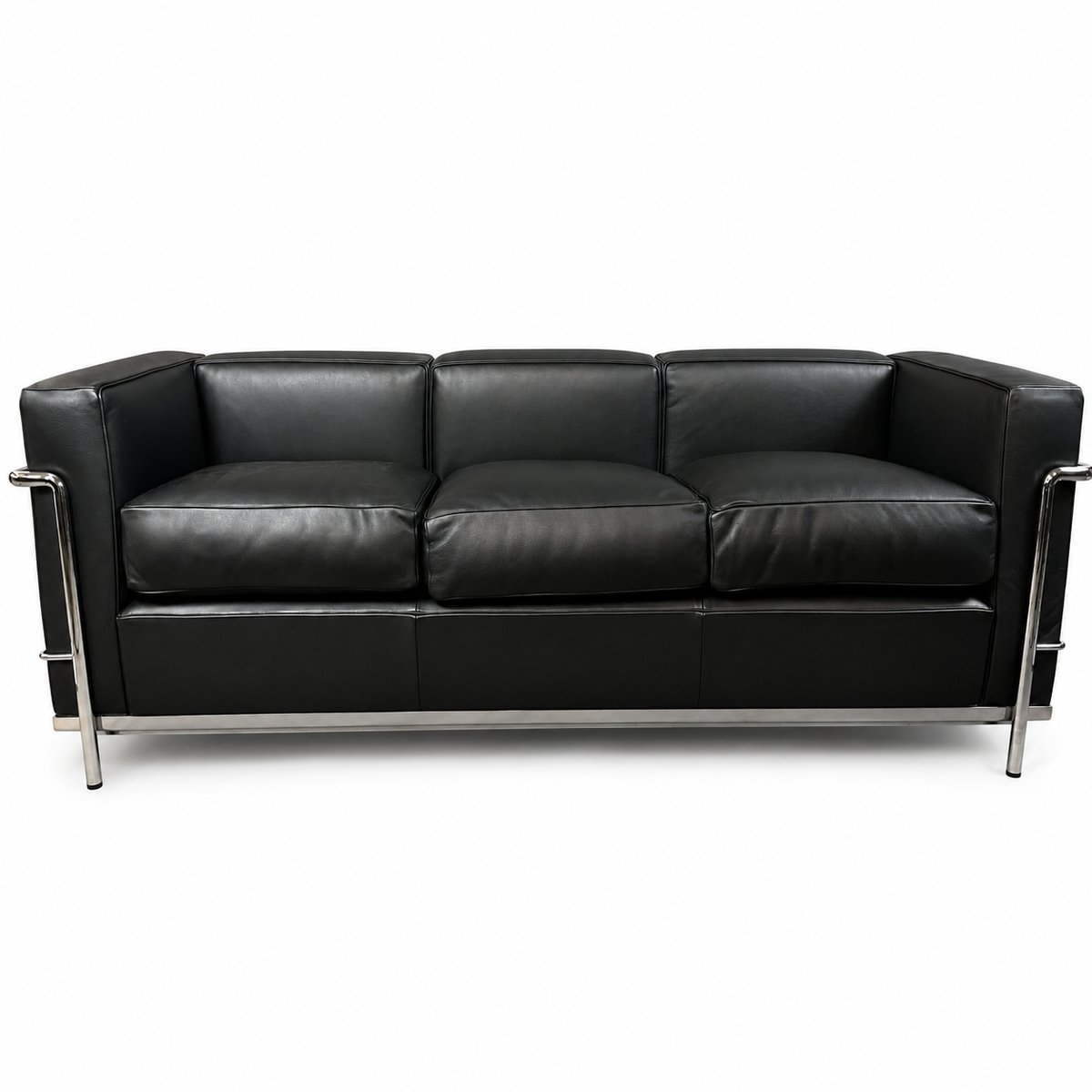 Schwarzes Cassina LC2 3-Sitzer Ledersofa mit verchromtem Stahlrohrgestell auf weißem Hintergrund.