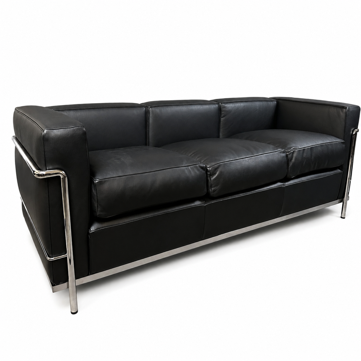Schwarzes Cassina LC2 3-Sitzer Ledersofa mit verchromtem Stahlrohrgestell auf weißem Hintergrund.