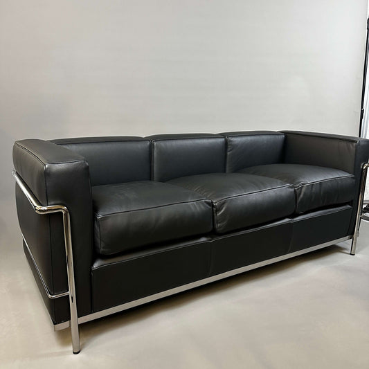 Cassina LC2 black leather 3-seater sofa with chrome steel frame in excellent condition