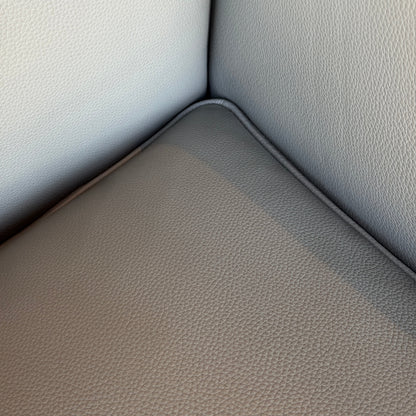Nahaufnahme des Cassina LC2 Ledersessels in grau mit schottischem Leder und verchromtem Stahlrohrgestell.