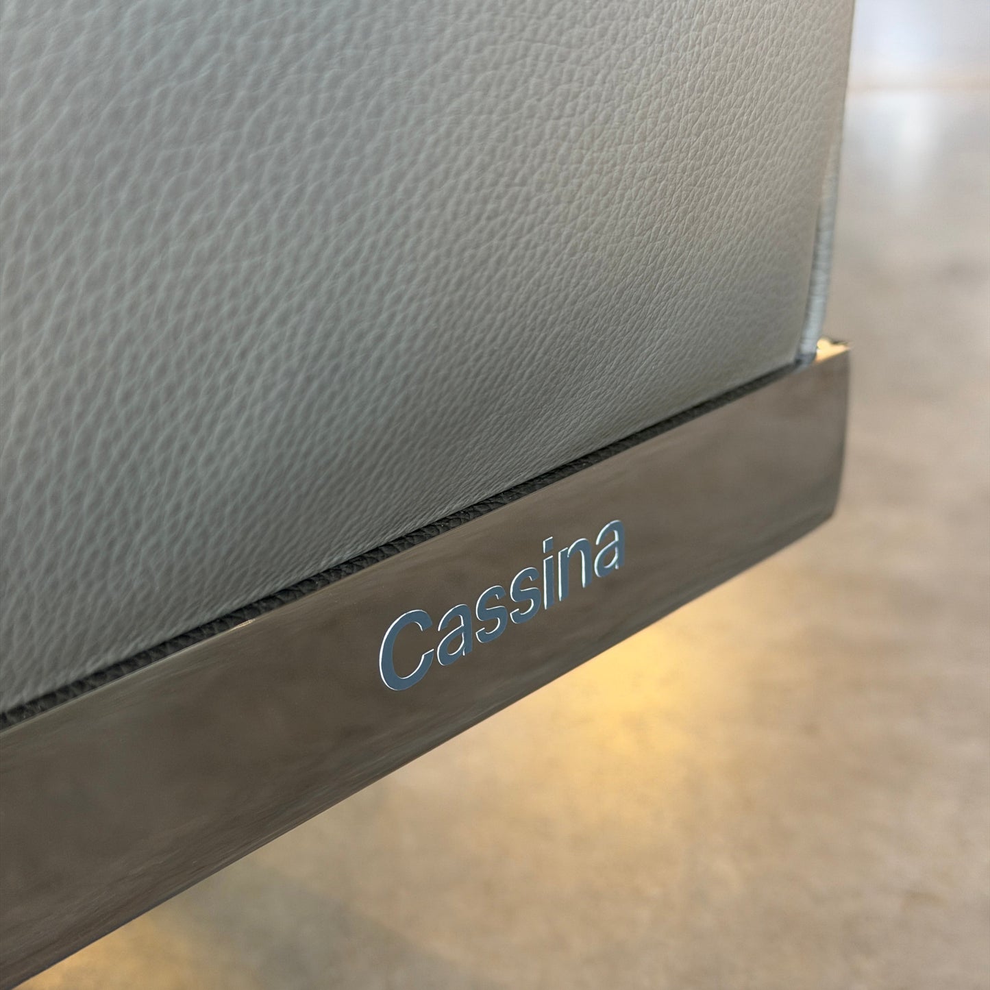 Cassina LC2 Ledersessel in grauem schottischem Leder mit verchromtem Stahlrohrgestell und Cassina-Prägung.
