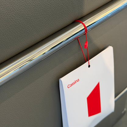 Cassina LC2 Ledersessel in Grau mit verchromtem Stahlrohrgestell und rotem Etikett.