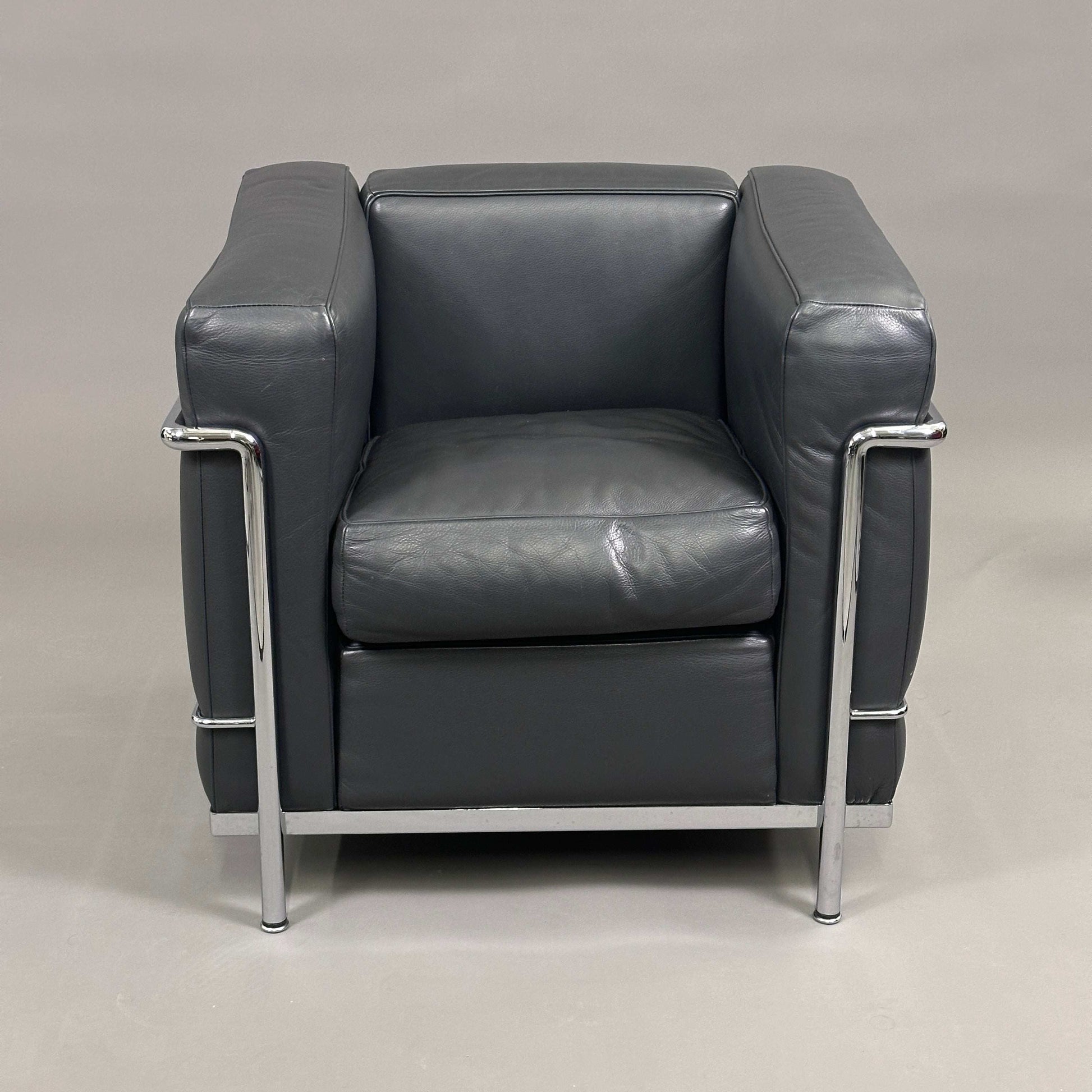 Cassina LC2 Sessel aus anthrazitfarbenem Leder mit verchromtem Stahlrohrgestell in sehr gutem Zustand