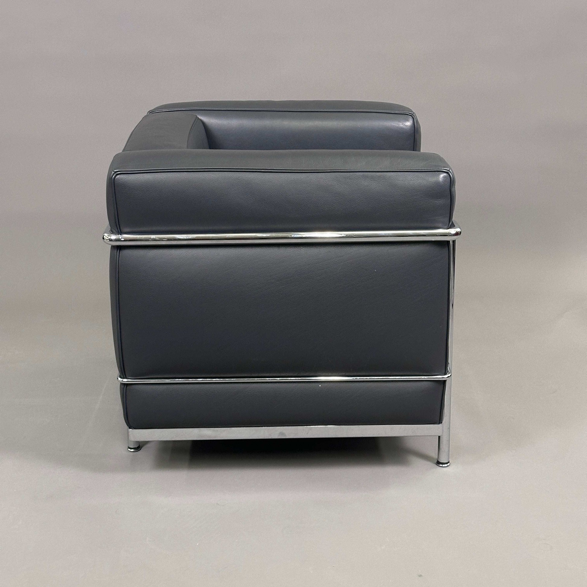 Cassina LC2 Sessel Leder anthrazit mit verchromtem Stahlrohrgestell, moderner Ledersessel im sehr guten gebrauchten Zustand