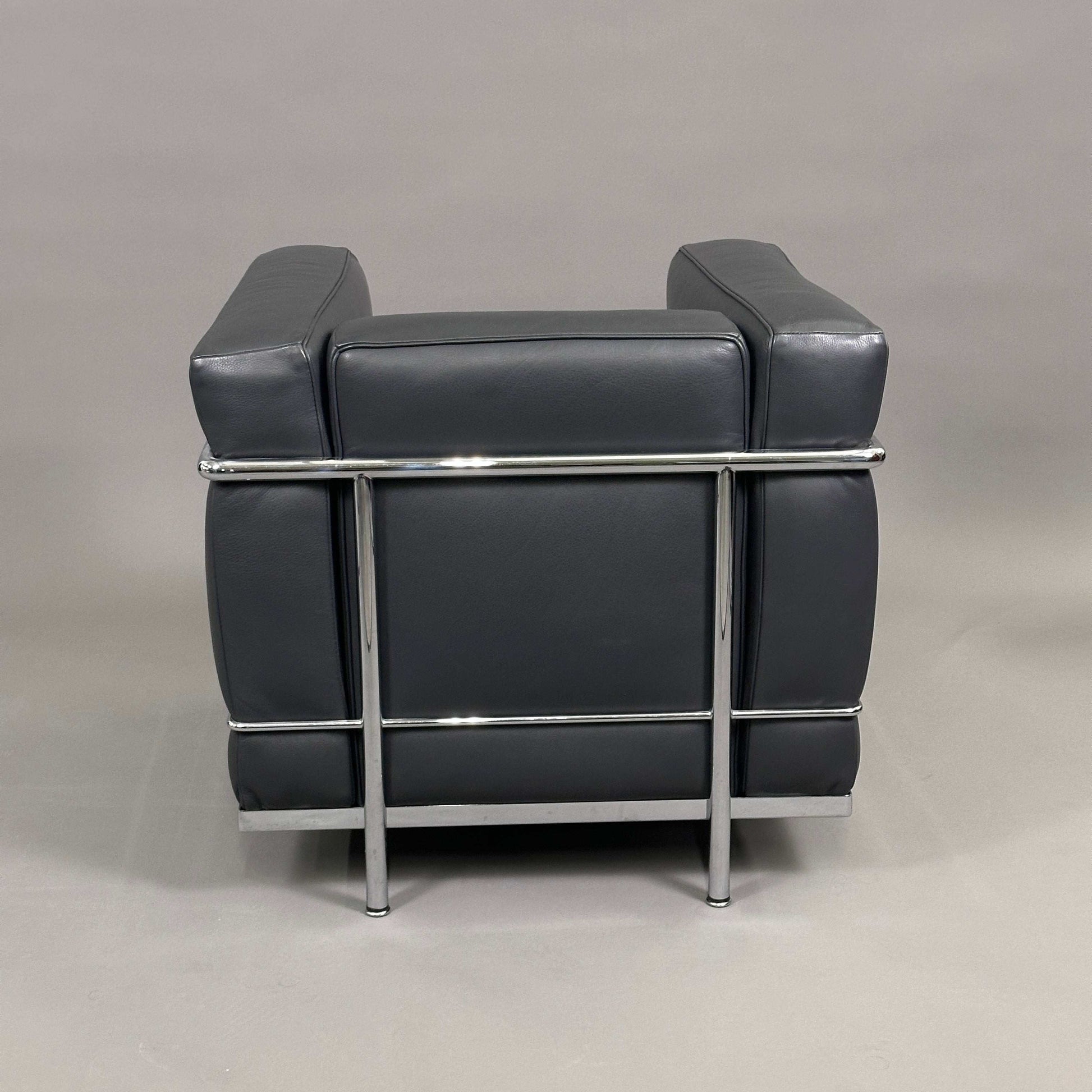 Cassina LC2 Sessel aus anthrazitfarbenem Leder mit verchromtem Stahlrohrgestell, 68x76x70 cm, sehr guter Zustand