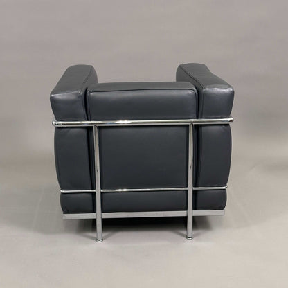 Cassina LC2 Sessel aus anthrazitfarbenem Leder mit verchromtem Stahlrohrgestell, 68x76x70 cm, sehr guter Zustand