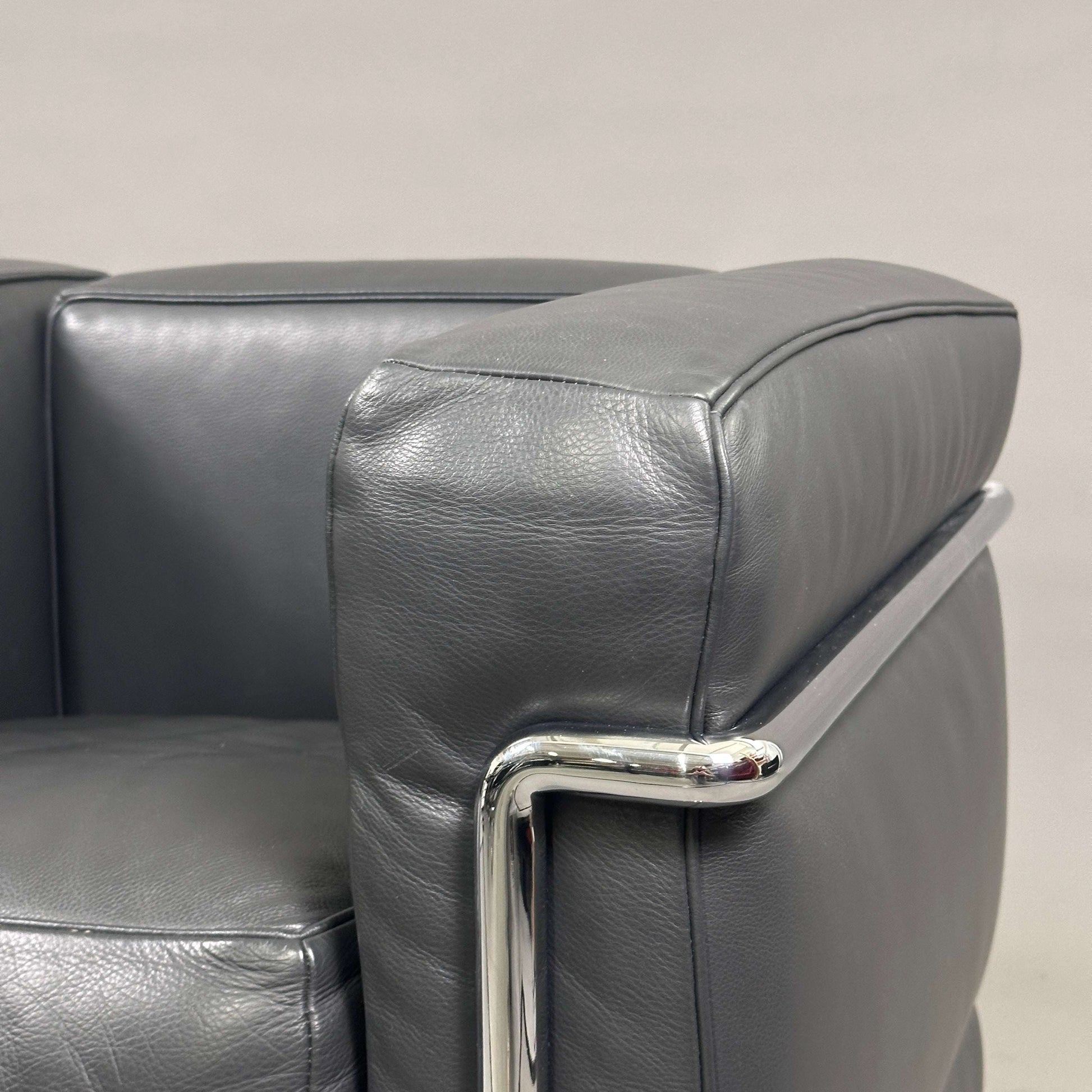 Cassina LC2 Sessel aus anthrazitfarbenem Leder mit verchromtem Stahlrohrgestell in sehr gutem Zustand