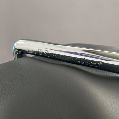 Cassina LC2 Sessel Leder anthrazit mit verchromtem Stahlrohrgestell und Originalprägung