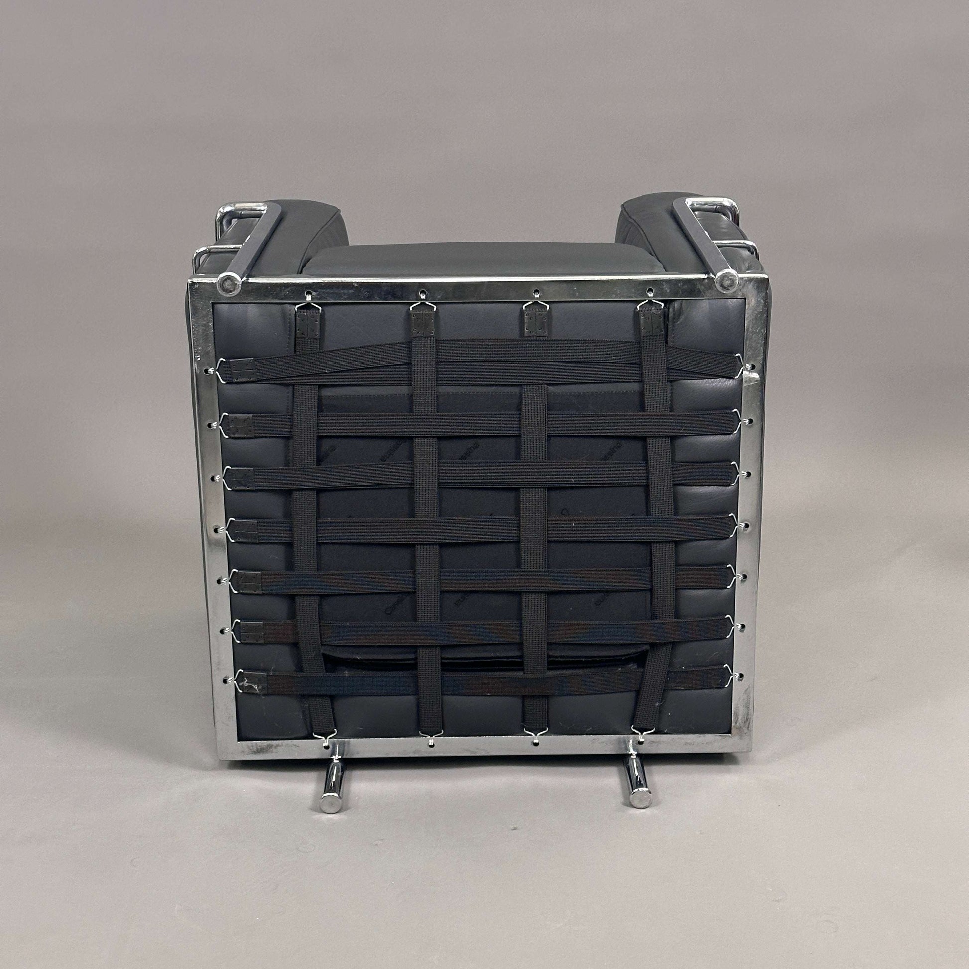 Cassina LC2 Sessel aus anthrazitfarbenem Leder mit verchromtem Stahlrohrgestell, original und guter Zustand, Rückansicht