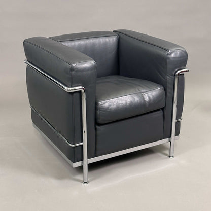 Cassina LC2 Sessel aus anthrazitfarbenem Leder mit verchromtem Stahlrohrgestell, moderner Ledersessel im sehr guten gebrauchten Zustand