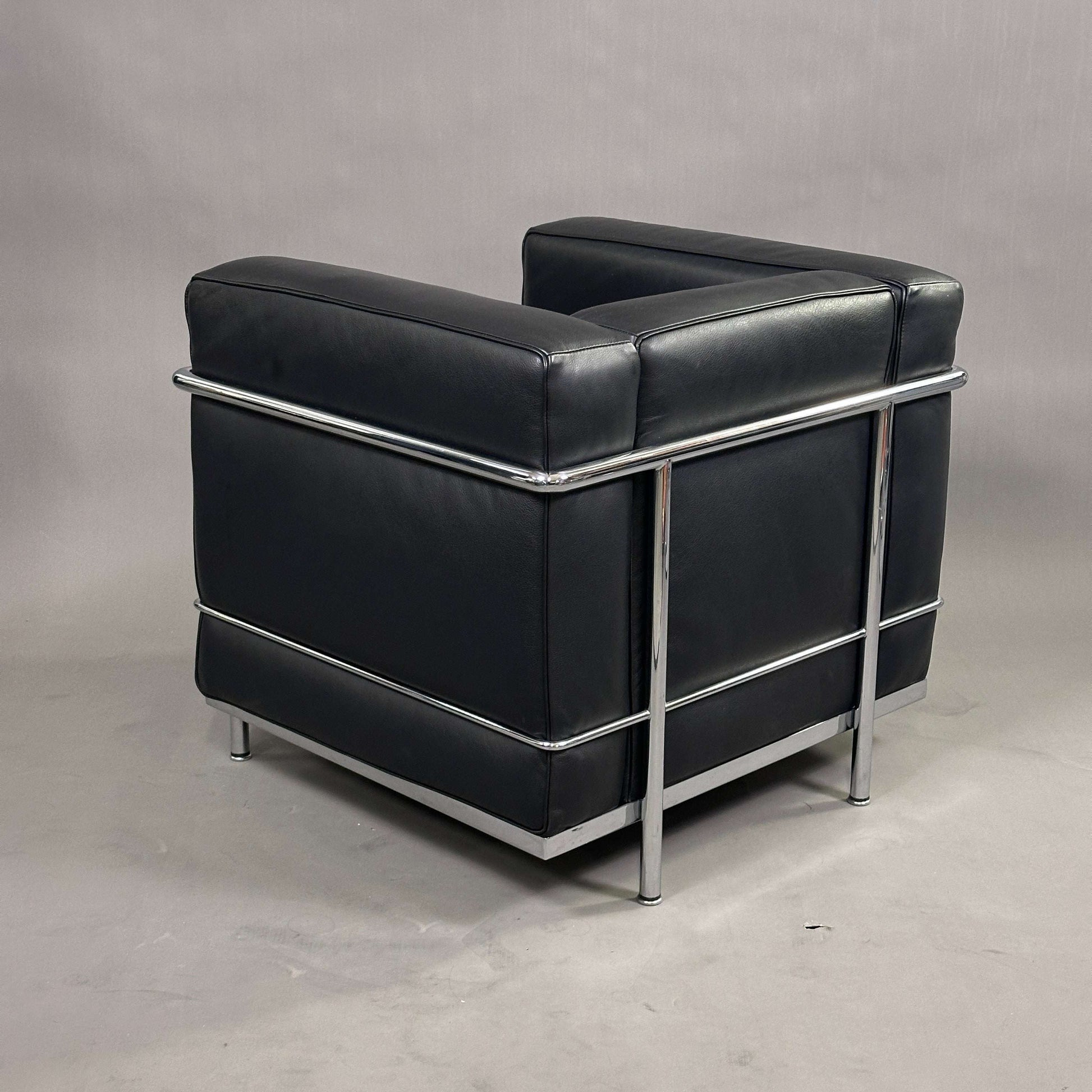 Cassina LC2 Sessel aus schwarzem Leder mit verchromtem Stahlrohrgestell, moderner Designklassiker