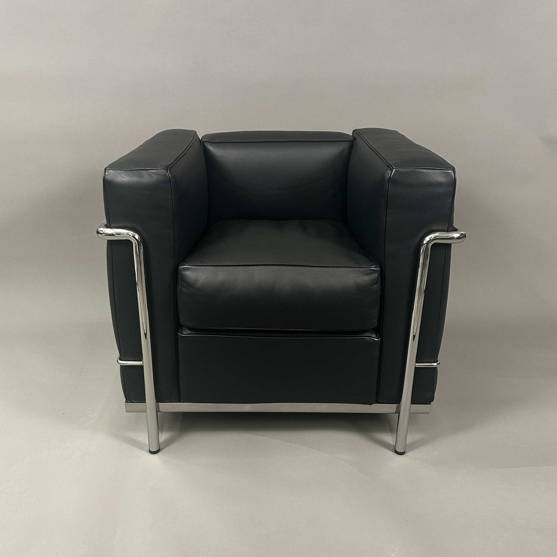 Black leather Cassina LC2 armchair with chrome steel frame, modern design, like new condition
